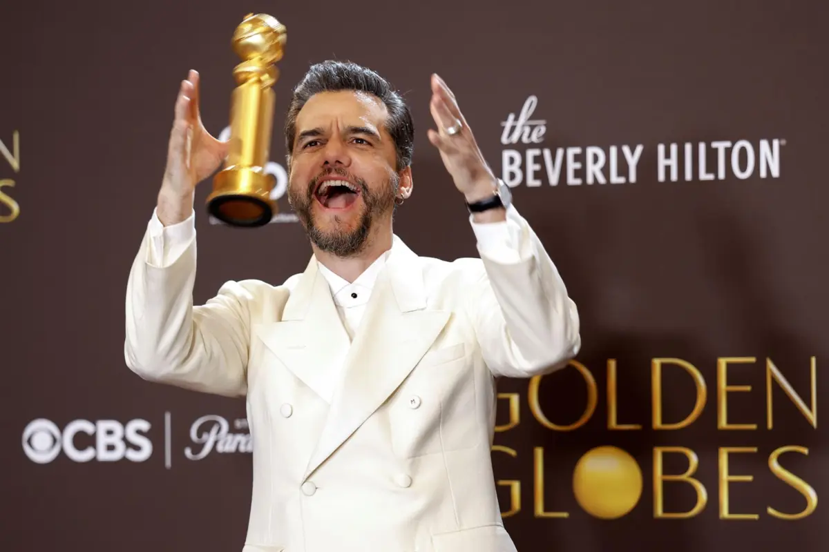 Ator brasileiro Wagner Moura com o seu Globo de Ouro