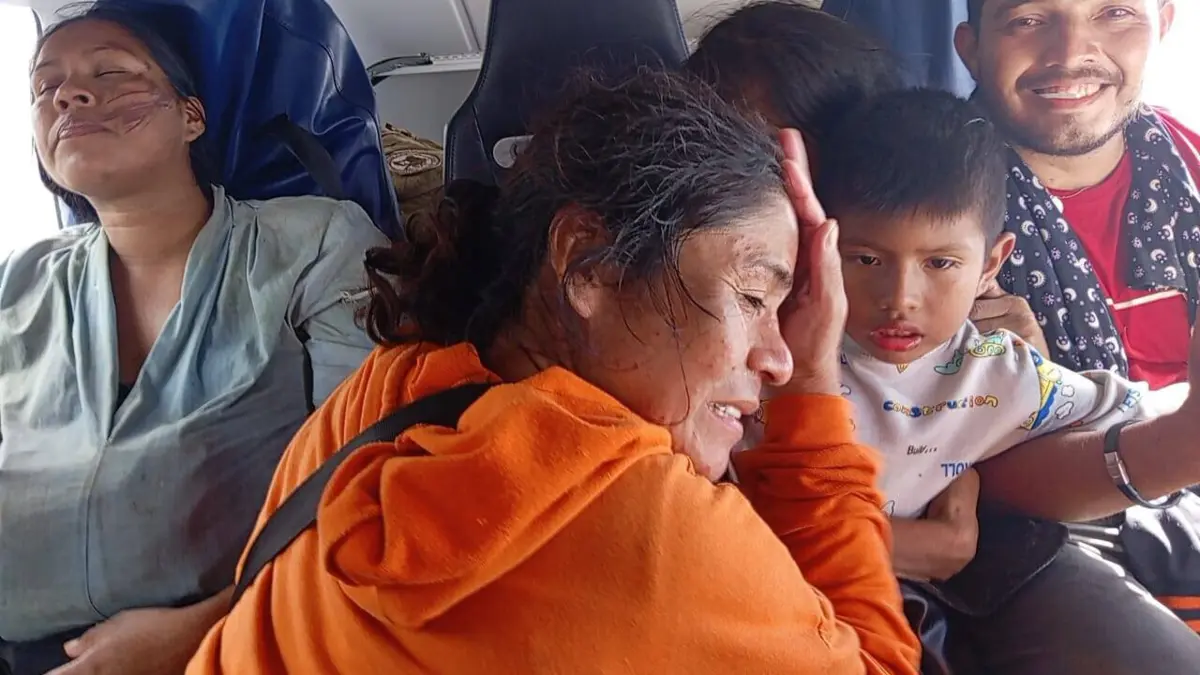 Os cinco foram resgatados após terem sido avistados por pescadores locais e levados para o hospital