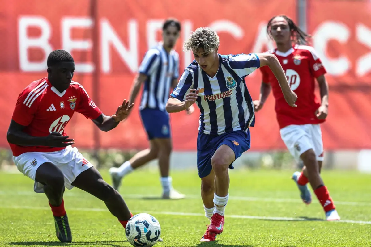 Banjaqui (à esquerda) num jogo da formação