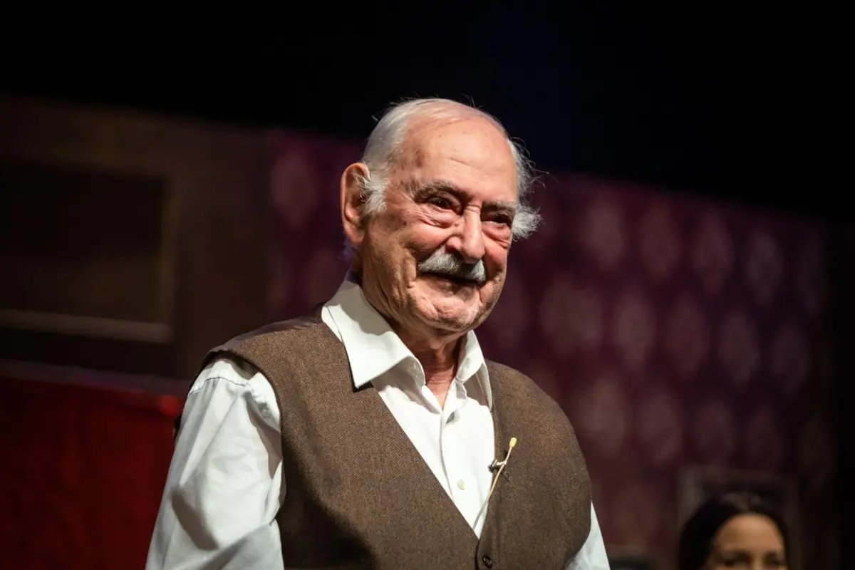 Ruy de Carvalho: 99 anos de vida, teatro e abraços em família - JN