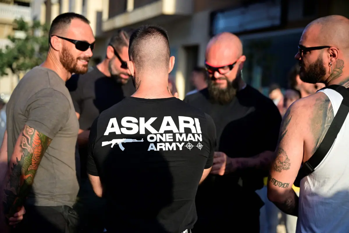 Polícias estão a pedir aos presentes que abandonem o local, onde se concentraram dezenas de pessoas sob o lema "Só o povo salva o povo".