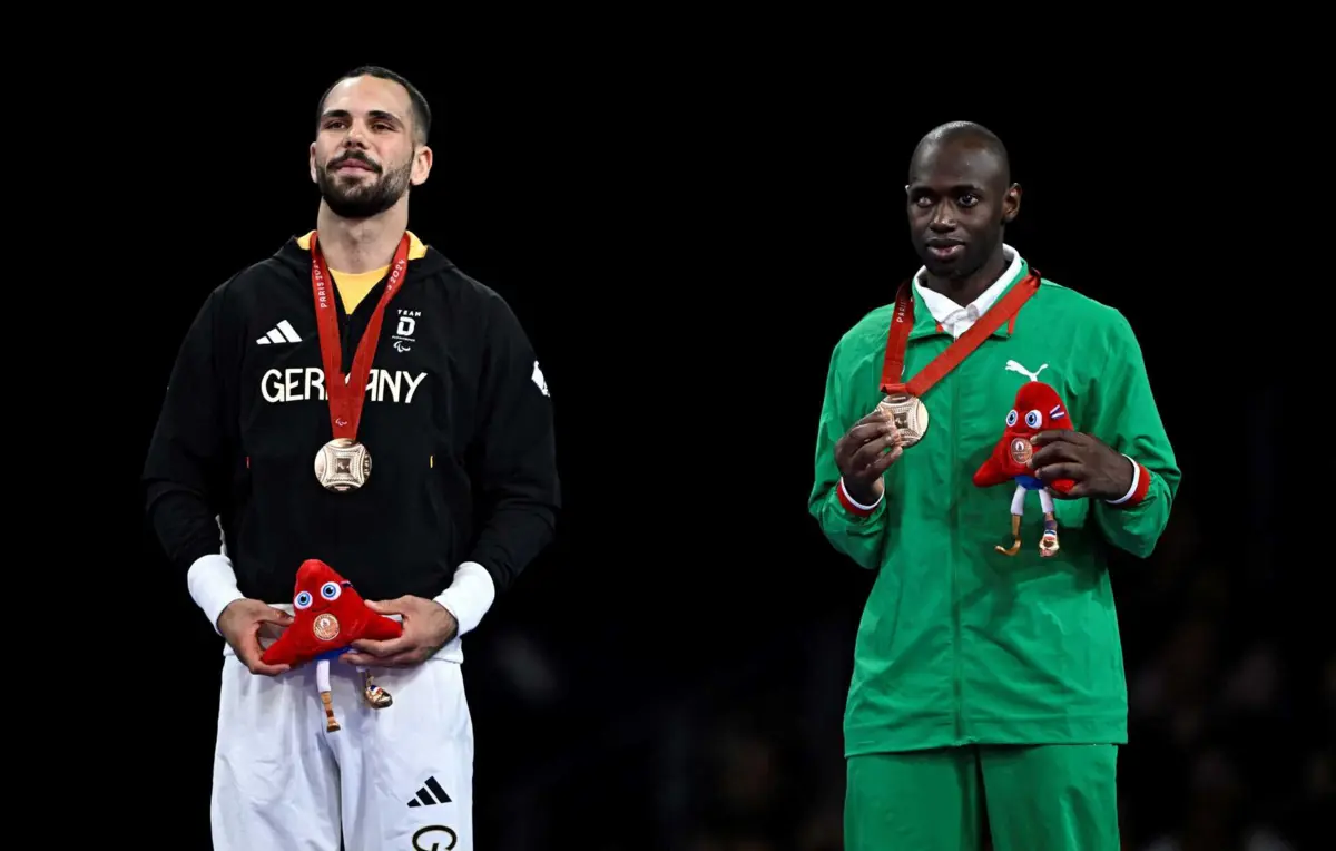 Djibrilo Iafa (à direita) no pódio