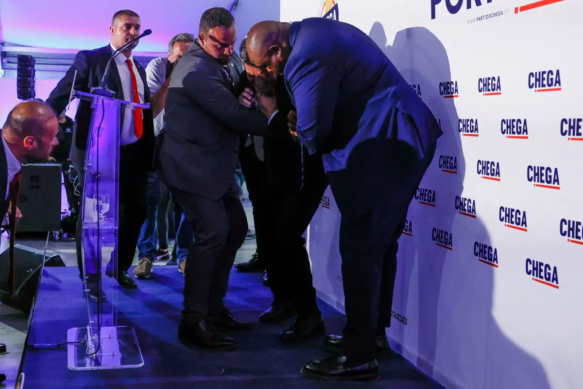 André Ventura, presidente do Chega, amparado pelos seguranças do partido