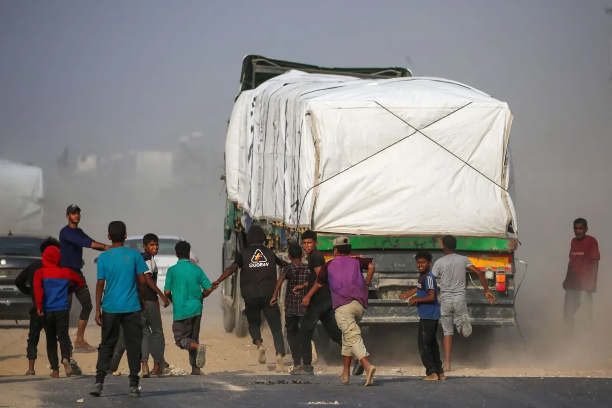 O cessar-fogo acordado estipulava que deviam entrar diariamente em Gaza entre 500 e 600 camiões com ajuda