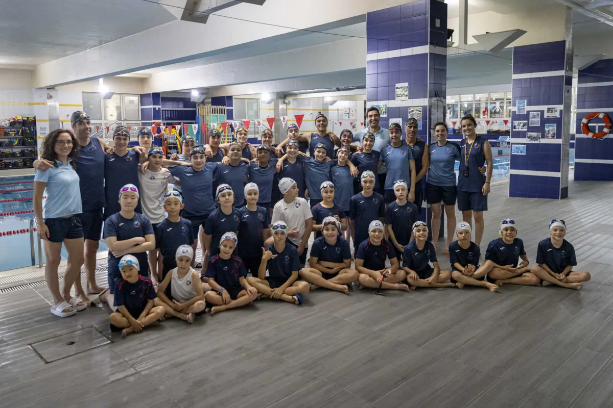 Escalões mais velhos de formação da equipa de natação do Colégio Luso-Internacional do Porto têm treino antes e depois das aulas