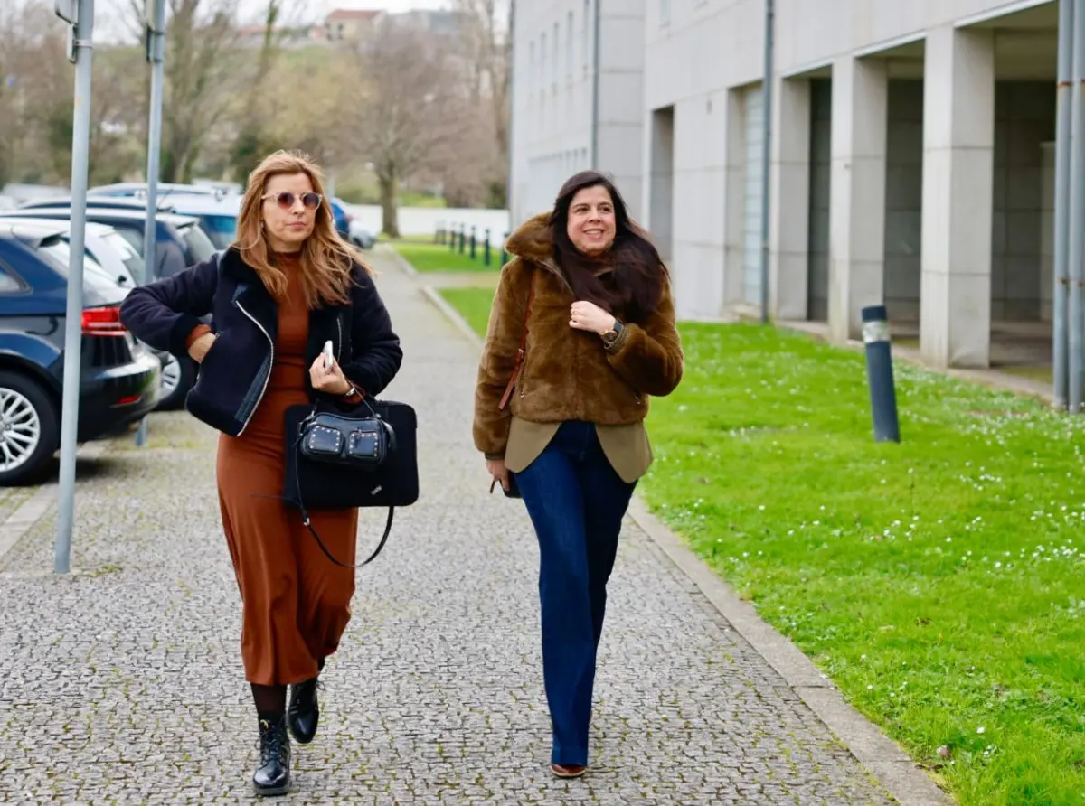 Inês Sousa Real (à direita) à chegada ao tribunal