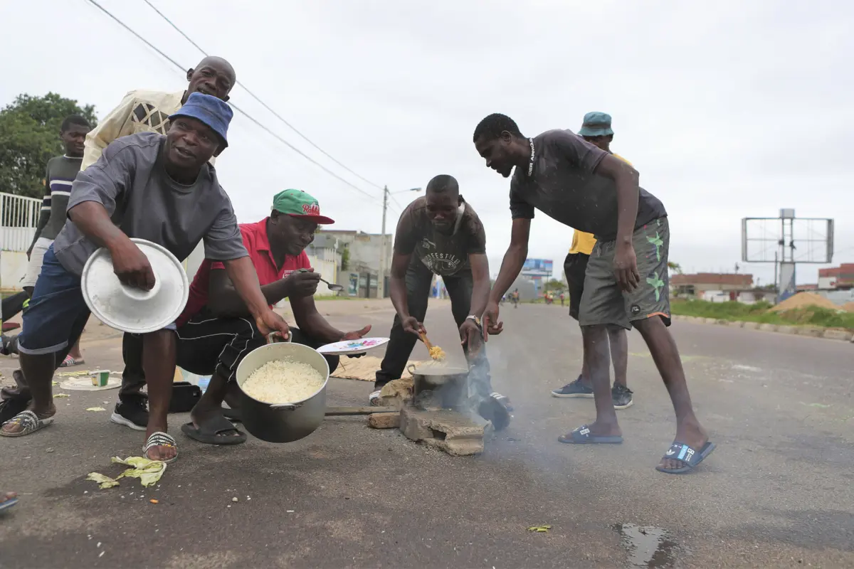 Imagem de contexto do artigo Entre o caos e a destruição, o Natal faz-se a cozinhar arroz na rua em Maputo