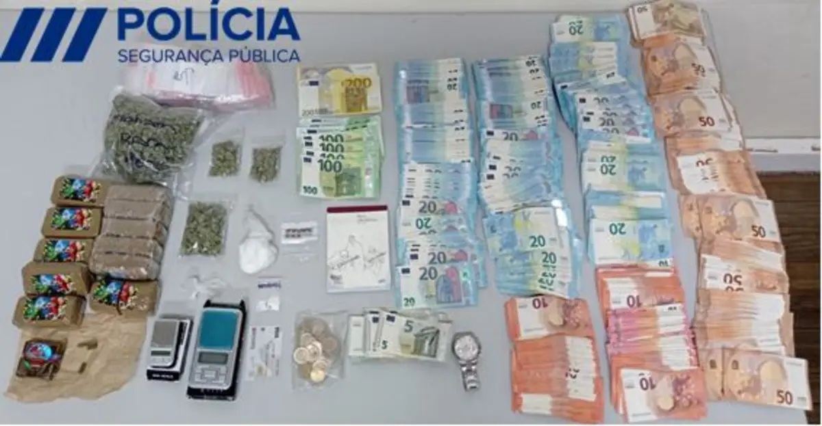 Homem procurado para cumprir pena por tráfico, tinha 2500 doses de droga e 23 mil euros.