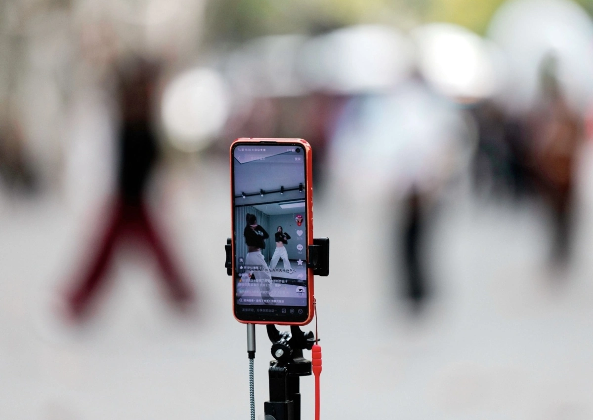 Redes sociais como Douyin e Weibo terão de atestar competências de influencers