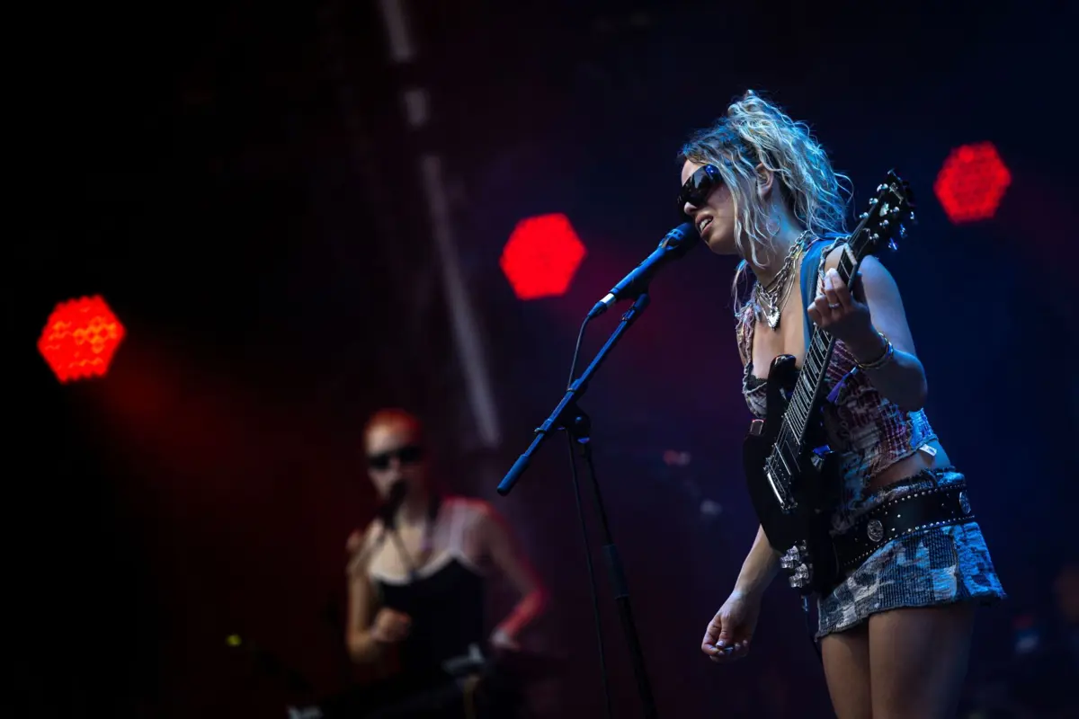 Nilüfer Yanya: uma atuação em crescendo e a reter no primeiro dia do Festival Vodafone Paredes de Coura 2025