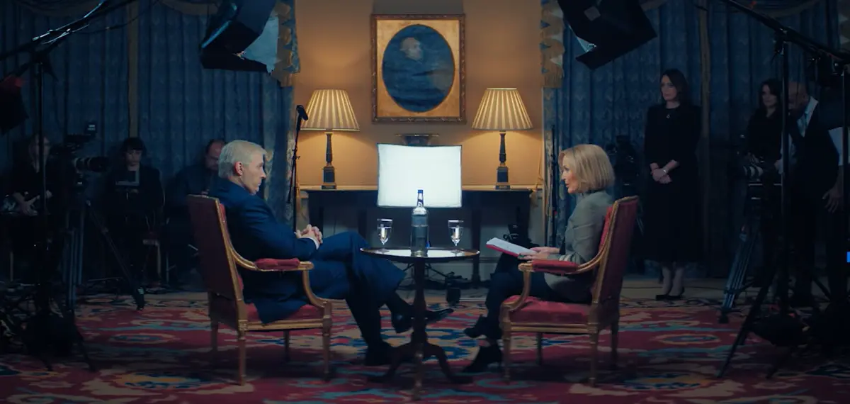 Rufus Sewell (Príncipe Andrew) e Gillian Anderson (a jornalista Emily Maitlis): atores em estado de graça.