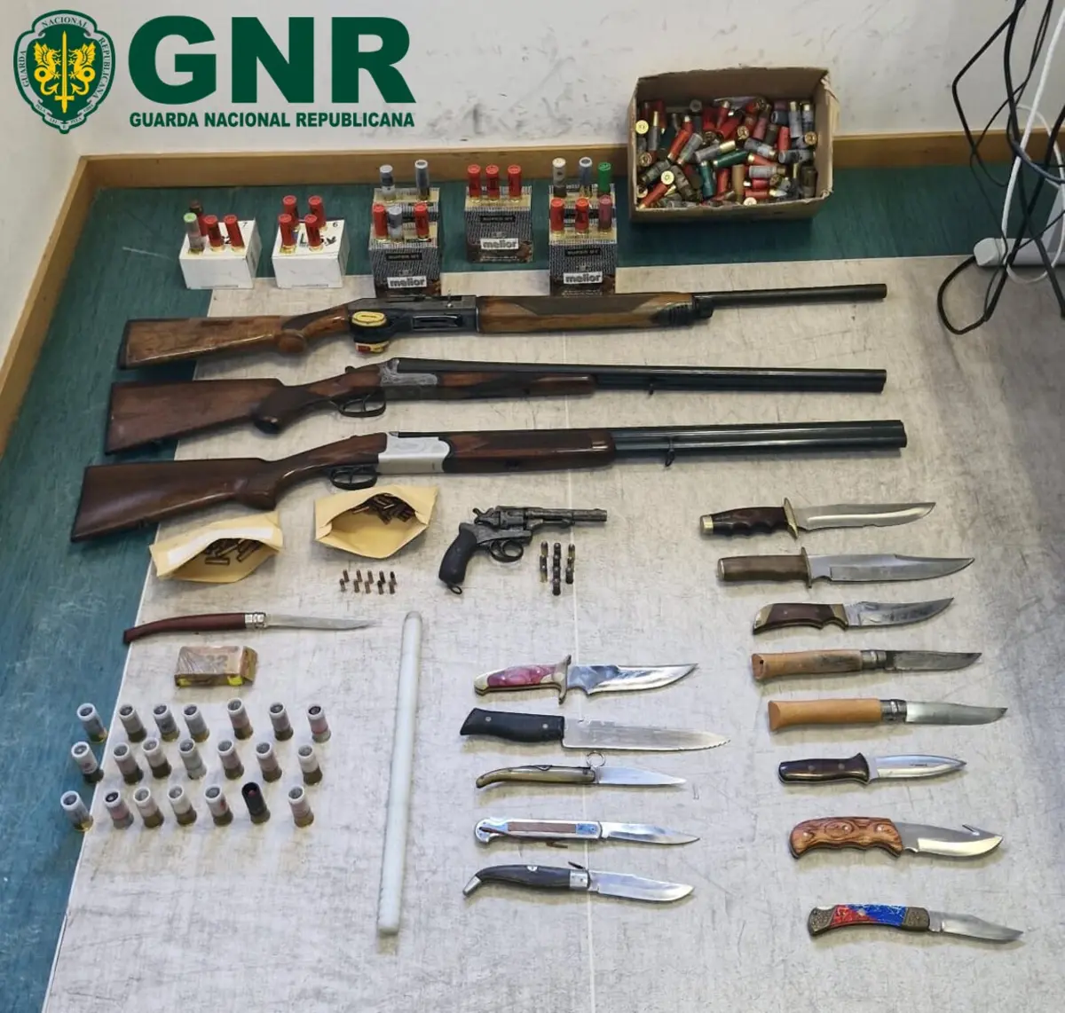 Guarda apreendeu armas de fogo e 14 facas de mato a jovem de 21 anos