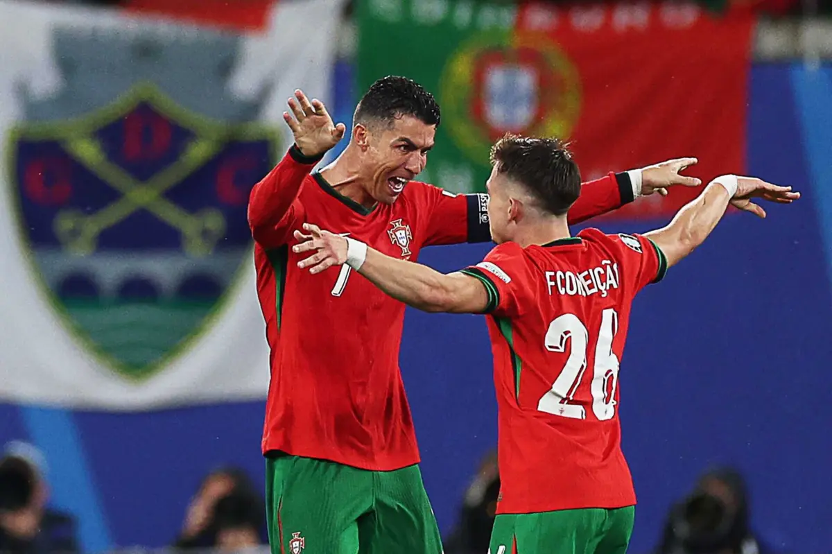 Festa entre Ronaldo e Conceição após o apito final na Arena Red Bull, em Leipzig. Portugal fez "Chico-Mate"