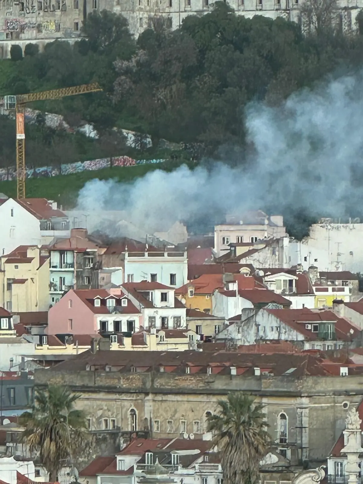 As chamas poderão ter afetado, além da cobertura com águas furtadas, o quarto piso do prédio