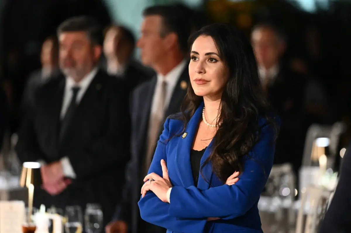 Anna Paulina Luna, republicana da Florida, levantou-se e começou a gritar palavrões aos democratas