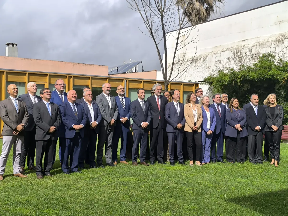 Autarcas e governantes após a assinatura dos acordos para a reutilização de imóveis do Estado