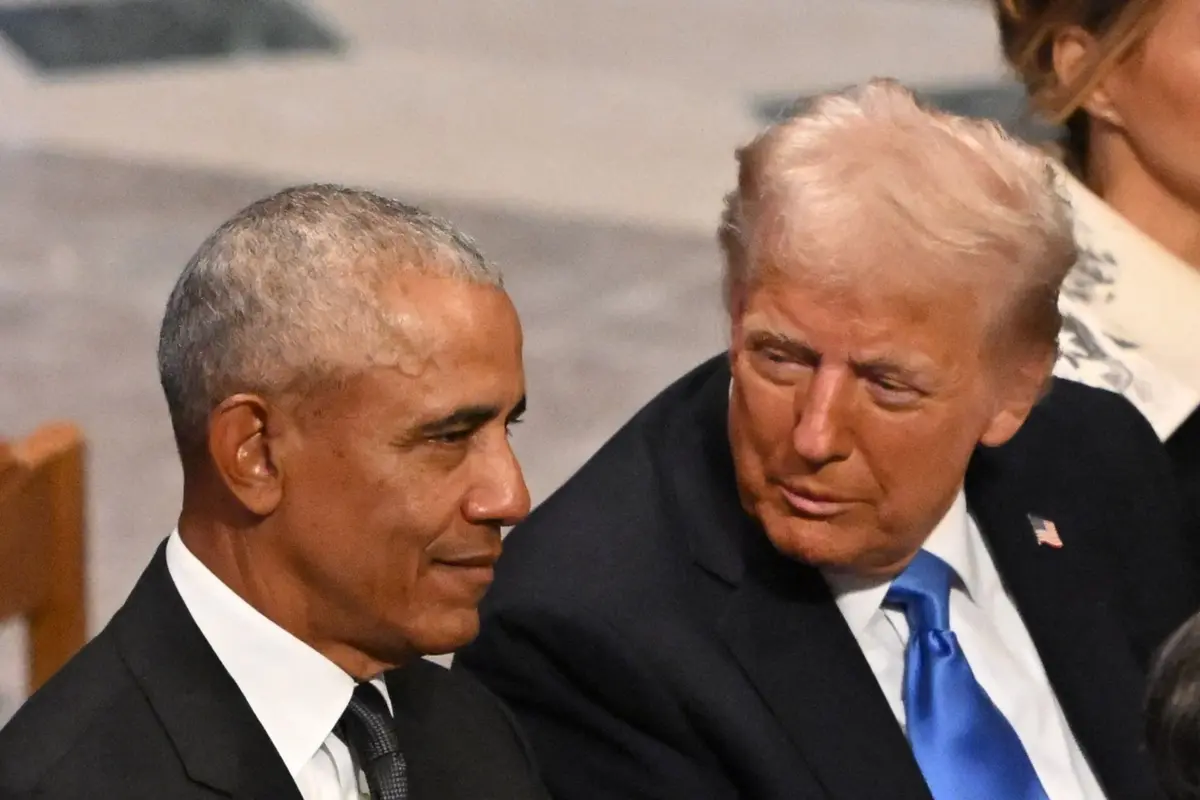 O antigo presidente dos EUA Barack Obama com o atual líder norte-americano Donald Trump