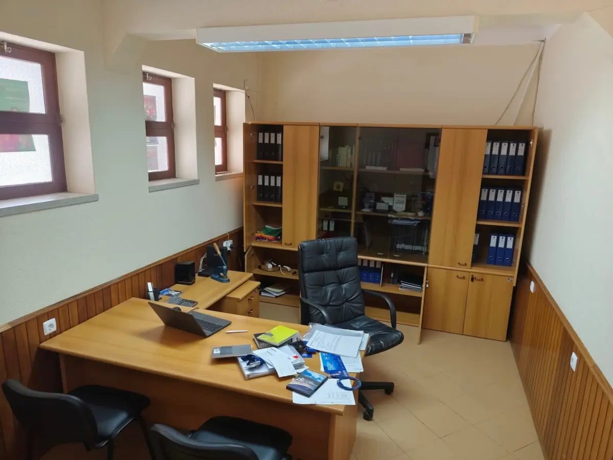 Espaços interiores foram remexidos pelos assaltantes