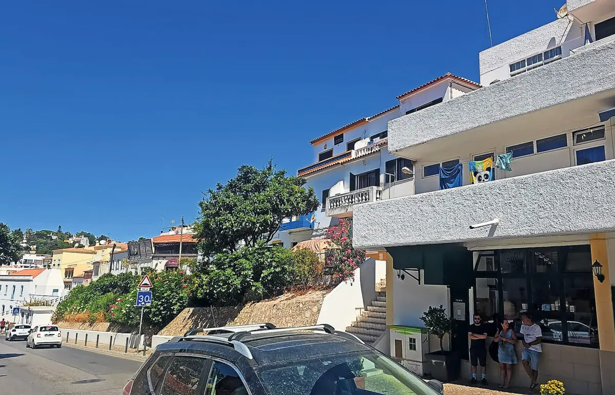 Casal, sem filhos, morava em primeiro andar do Carvoeiro, no concelho algarvio de Lagoa