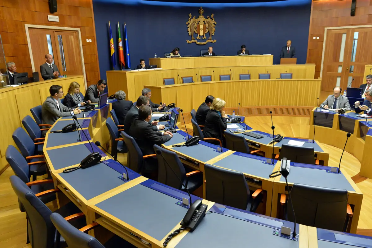 Trata-se de um aumento de 7,6% comparativamente ao salário mínimo em vigor na região