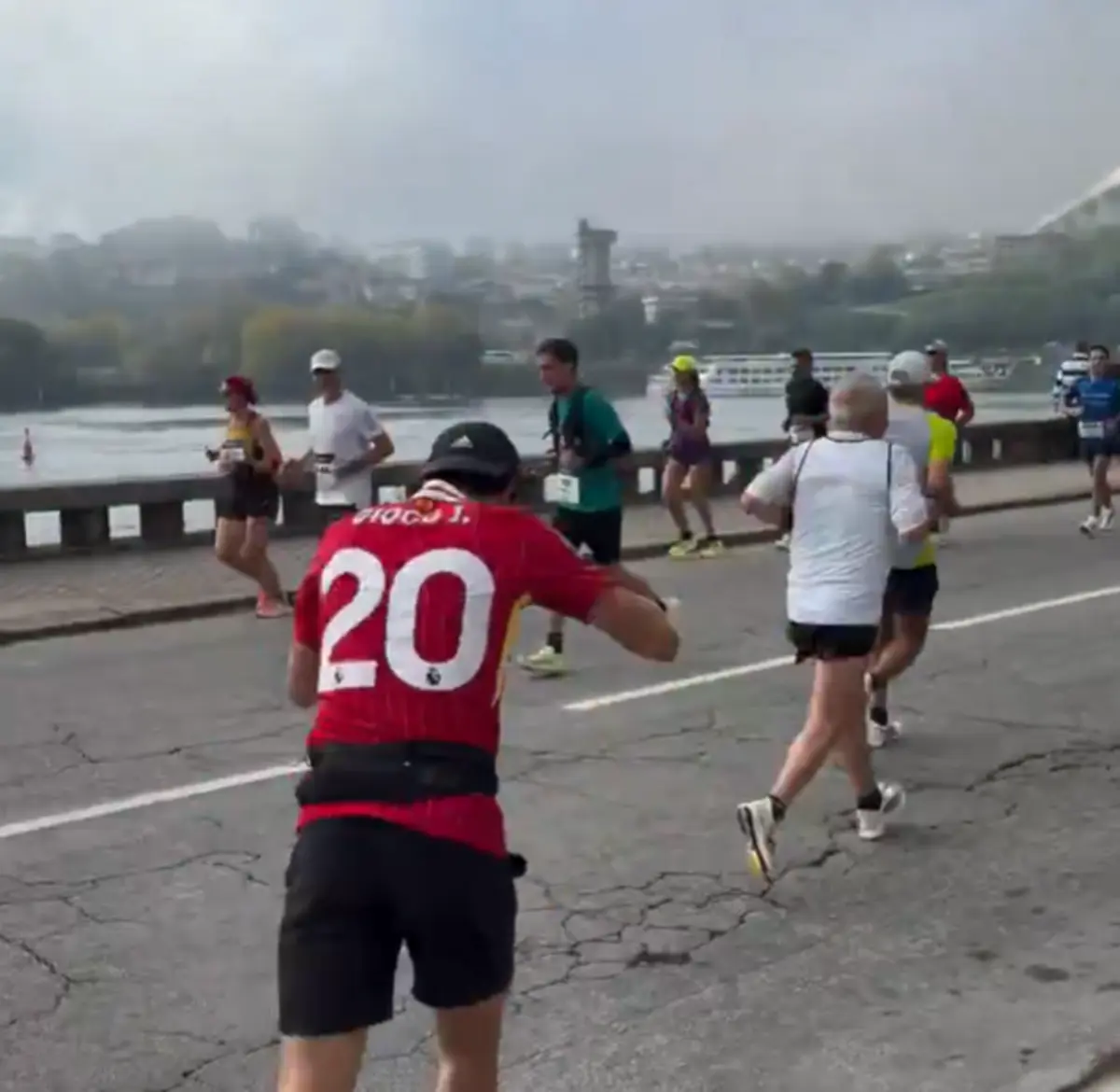 Bruno Duarte fez a prova com uma camisola do Liverpool com o número 20