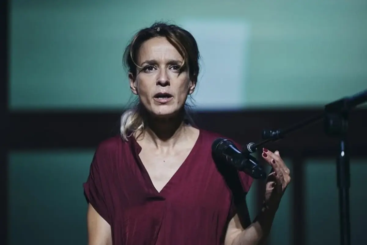 Atriz interpreta Teresa, uma jovem advogada vê vítima de violência que decide recorrer à justiça