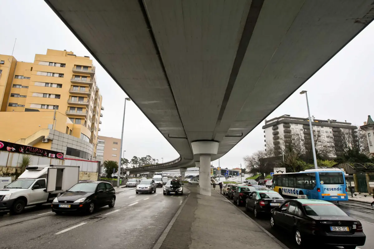Acidente está a cortar circulação no viaduto da Areosa