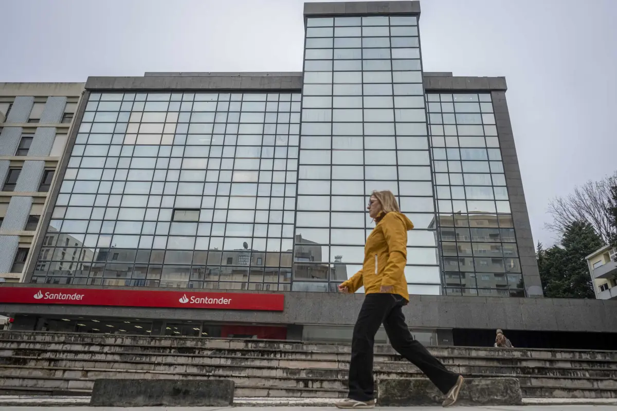 Calmaria do edifício é apenas sobressaltada pelo entrai e sai de estafetas de entrega de encomendas e de comida.