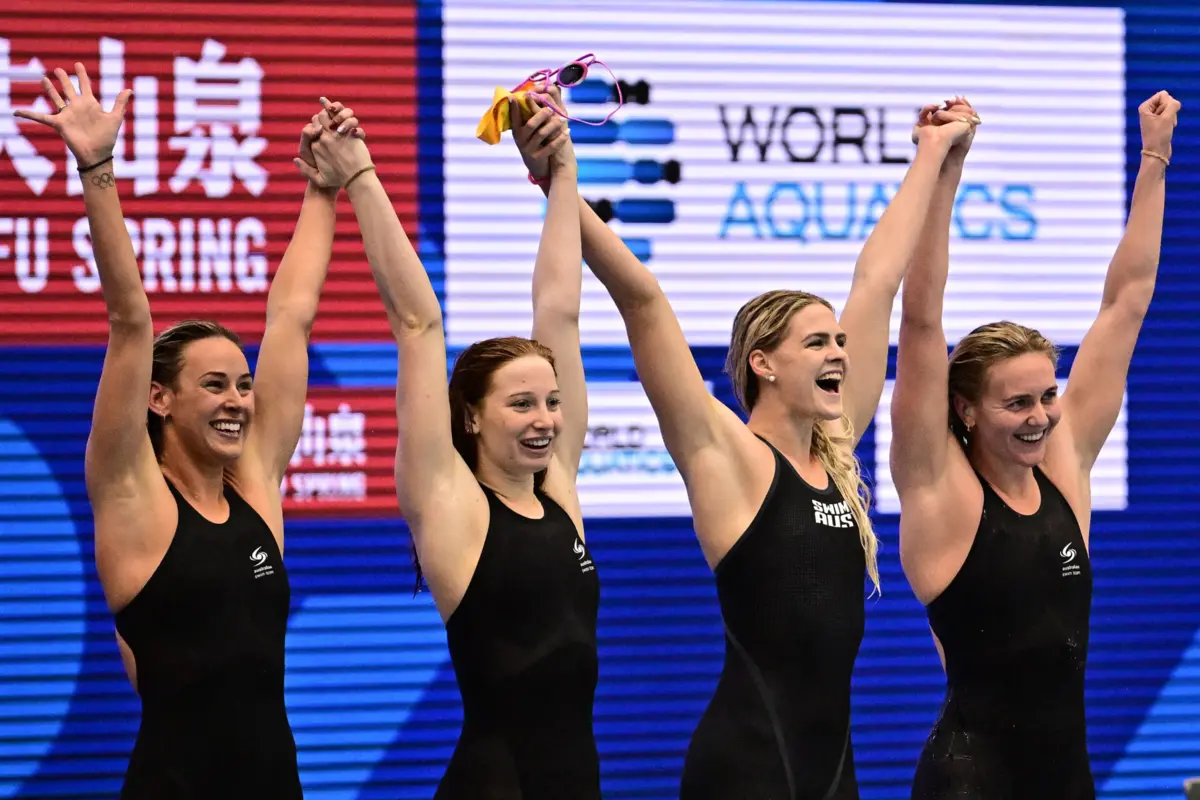 Mollie O'Callaghan, Shayna Jack, Brianna Throssell e Arianne Titmus bateram recorde mundial dos 4x200 metros livres