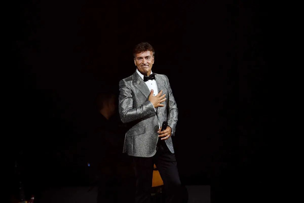 Imagem de contexto do artigo Marcelo condecora Tony Carreira em Paris como símbolo da diáspora portuguesa