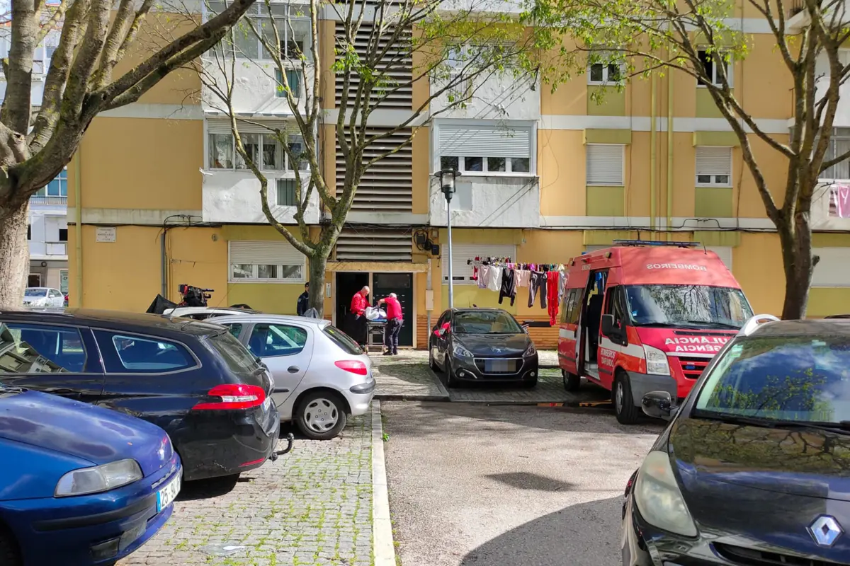 Corpo de assaltante foi retirado da casa do PSP na manhã de segunda-feira