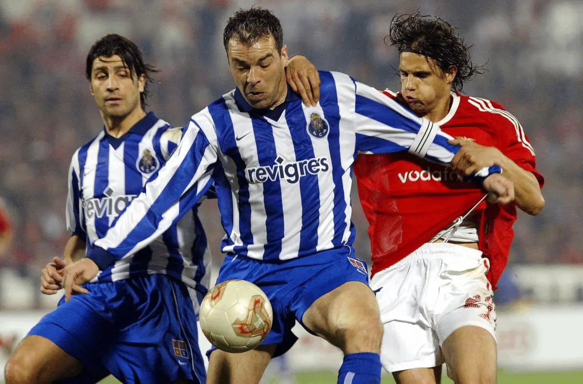 Jorge Costa, ao centro, num jogo com o Benfica