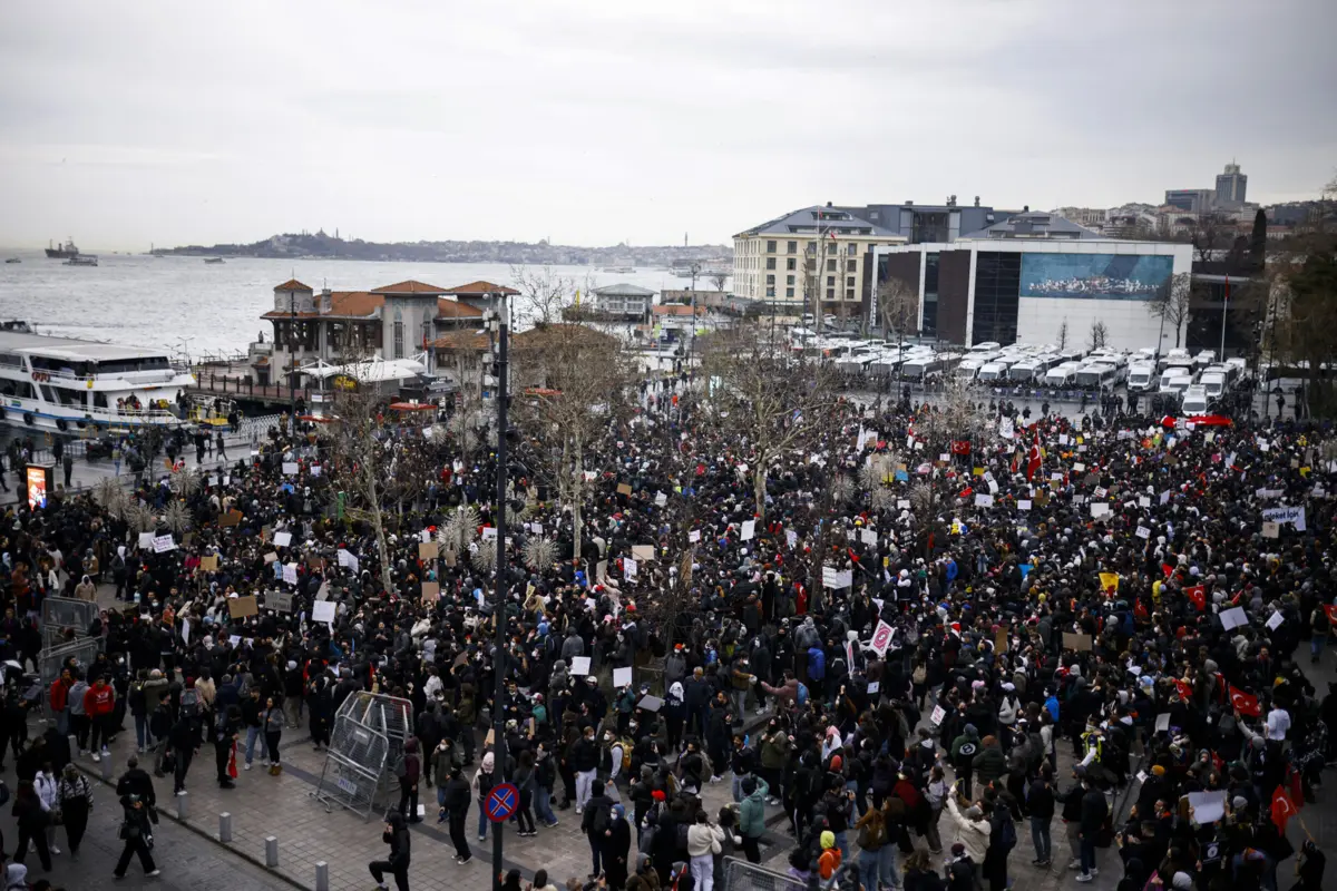 Manifestações chegaram a reunir 100 mil pessoas em Istambul