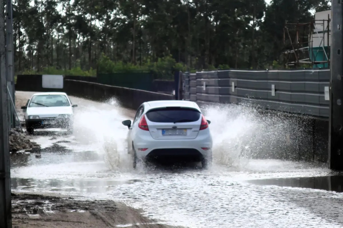 Um dos pontos analisados na visita do presidente da Câmara, Carlos Silva, ao terreno foi a Rua da Estrada Real