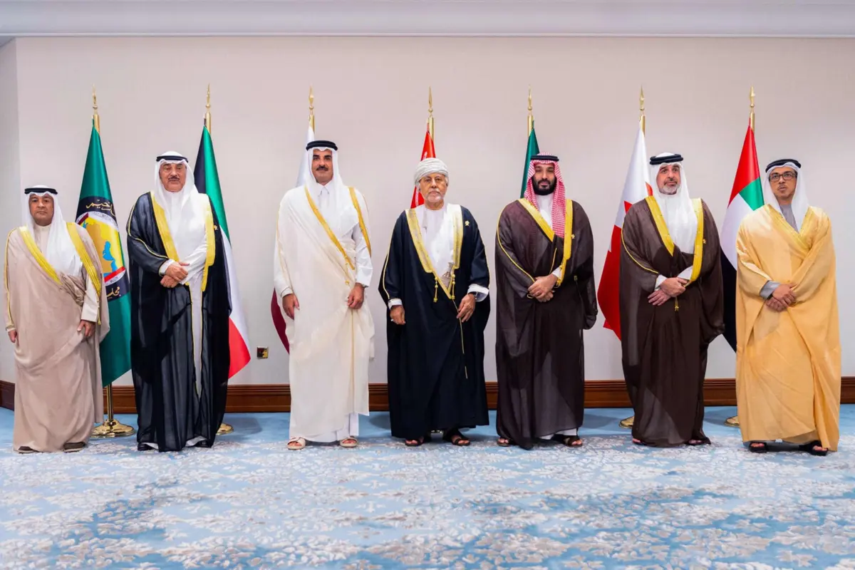 Tamim bin Hamad al-Thani (de branco) na cimeira de emergência de líderes árabes e Islâmicos na capital do Catar