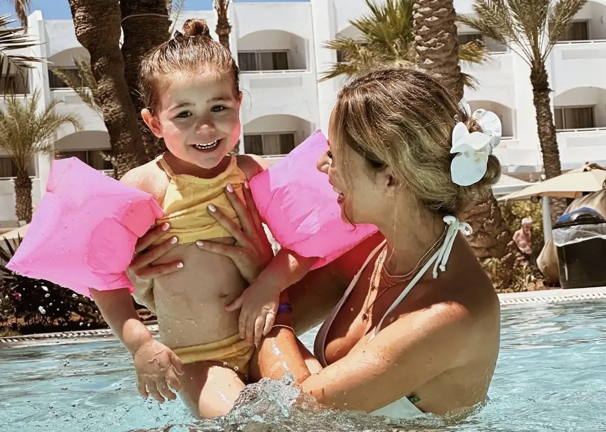 Atriz privilegiou os recantos mais calmos da ilha, já que viajou com a filha de três anos