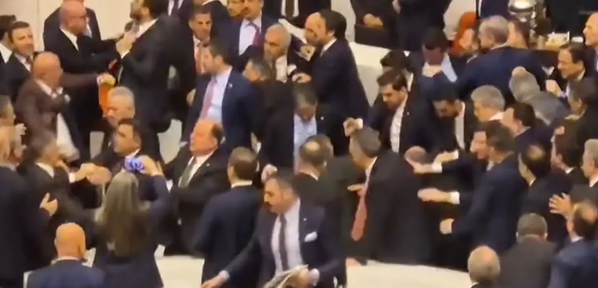 Deputados envolveram-se em confrontos físicos