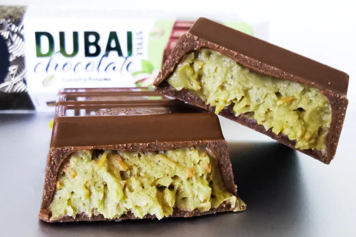 A receita surgiu em 2021, quando a empresária egípcia-britânica Sarah Hamouda lançou a Fix Dessert Chocolatier, em parceria com o marido