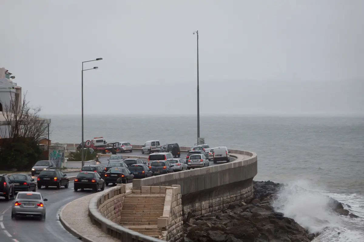 Acidente mortal ocorreu na avenida Marginal, em Paço de Arcos