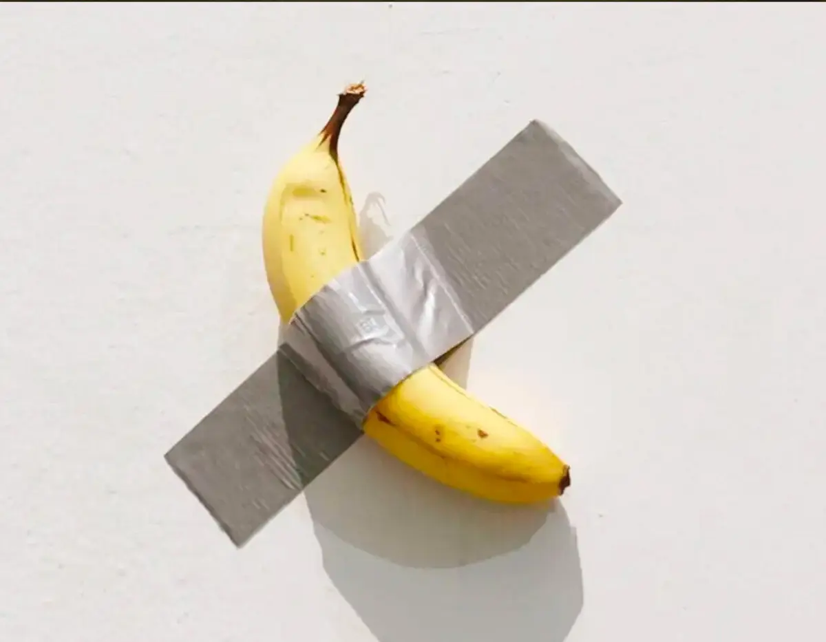 “Comedian”, a controversa obra do artista italiano Maurizio Cattelan, integra a mostra em Serralves