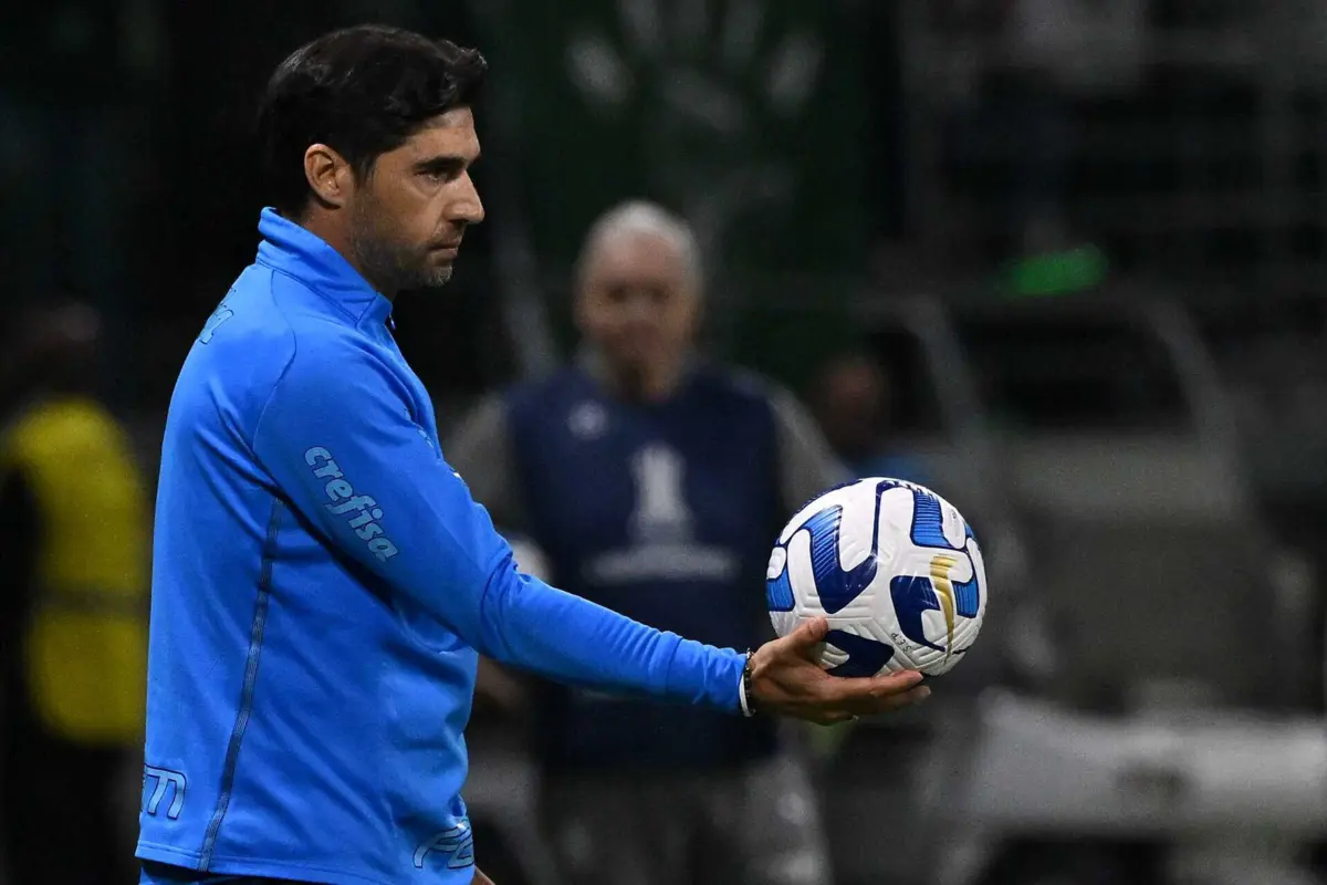 Abel Ferreira vive dias difíceis ao comando do Palmeiras. Última derrota foi frente ao Botafogo, de Luís Castro