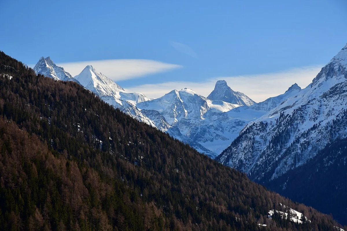 O Obergabelhorn, com 4063 metros de altitude, é um dos cinco picos que formam a chamada "coroa imperial"