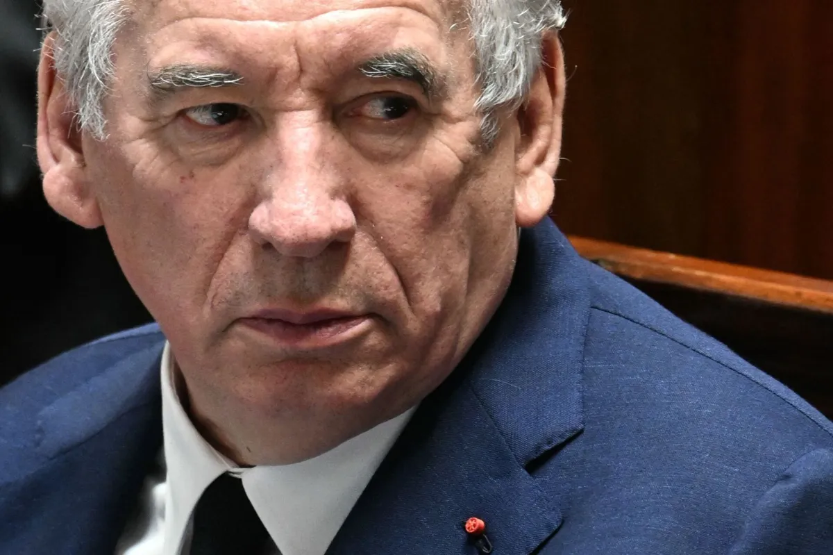 O centrista Bayrou sublinhou ainda que "o destino da França está ameaçado" por uma dívida que "submerge o país"