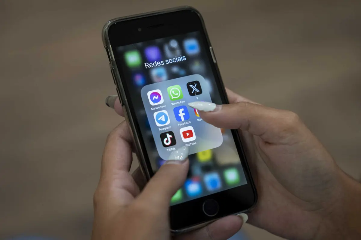 A forma como as plataformas de redes sociais classificam o conteúdo a mostrar aos utilizadores também pode influenciar a propagação de desinformação