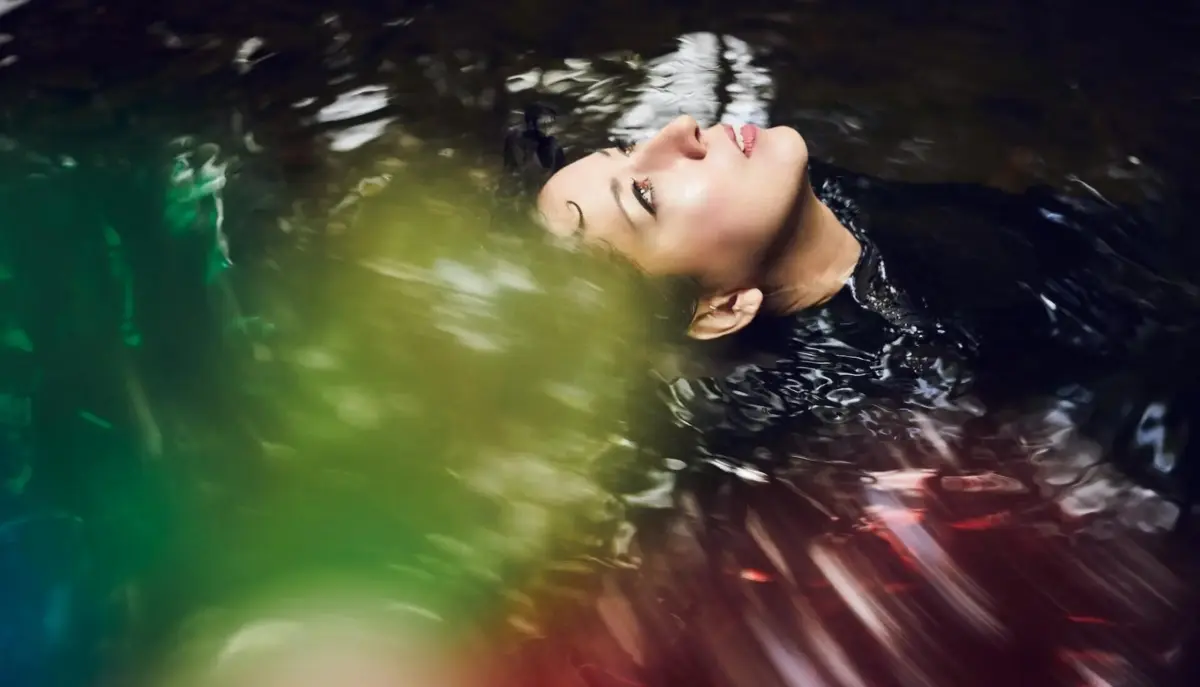 Clarice Jensen: violoncelo tratado com loops e cadeias de efeitos eletrónicos, esta quinta-feira na Basílica do Bom Jesus de Braga.