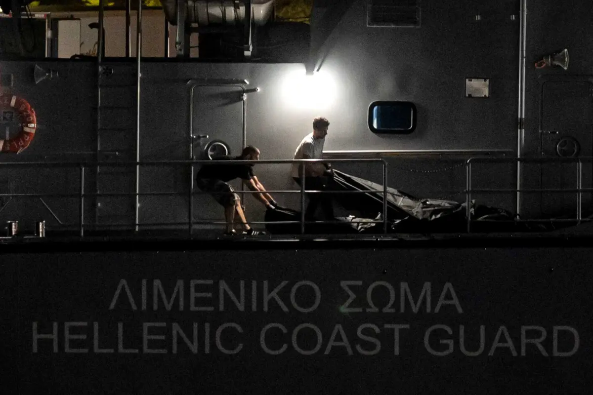 Barco com cerca de 750 pessoas terá naufragado após tentativa de reboque