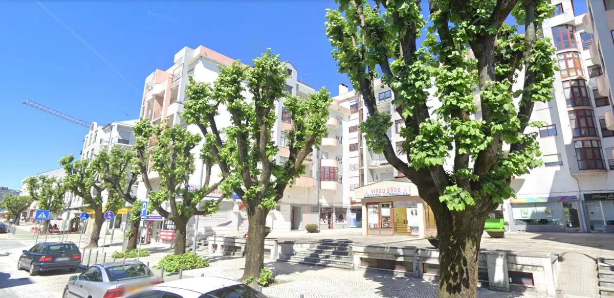 Suspeito danificou totalmente uma porta da casa de banho do espaço comercial