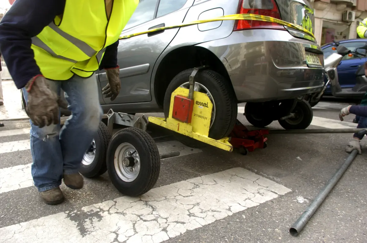 Homem foi detido quanto tentava retirar o bloqueador da sua viatura