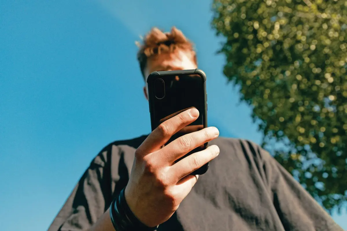 Influenciadores não divulgam a ligação às marcas em 67% dos vídeos em que promovem "fast food"