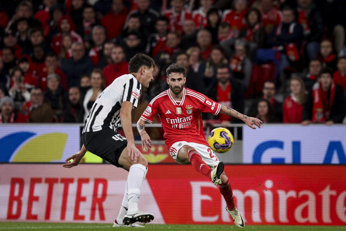 Rafa abriu e fechou a goleada das águias, que começou o jogo com uma linha ofensiva sem ponta de lança